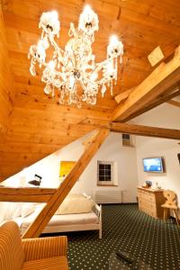 塞德龙波斯塔酒店的一间卧室设有木天花板和吊灯。