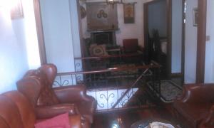 São SebastiãoAlfazema的客厅配有两把椅子和壁炉