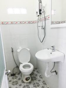 芽庄Chang Homestay的一间带卫生间和水槽的浴室