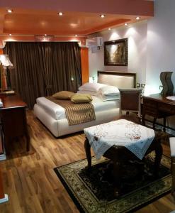 地拉那Hotel Villa Fernando Tirana的酒店客房配有两张床和一张书桌