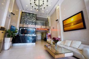 岘港Azumaya Hotel Da Nang的带沙发和玻璃桌的客厅