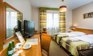 克拉科夫SM城市商务及Spa酒店的酒店客房配有两张床和一张书桌