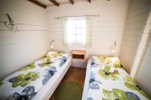 Haukadalur歌瑟尔海斯塔尔旅舍的小型客房 - 带2张床和窗户