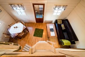 Haukadalur歌瑟尔海斯塔尔旅舍的阁楼间铺有木地板,设有窗户。