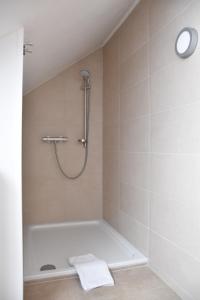 梅灵Gästehaus Weber-Loskill的带淋浴和浴缸的浴室