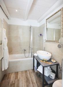 莱万托瓦伦蒂娜别墅酒店的浴室配有盥洗盆和浴缸。