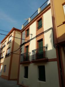 卡拉米尼亚尔镇APARTAMENTOS POBRA-CASTELO的旁边带阳台的建筑