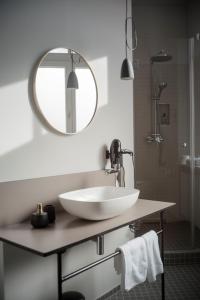 HelmbrechtsVilla Weiss的浴室设有白色水槽和镜子