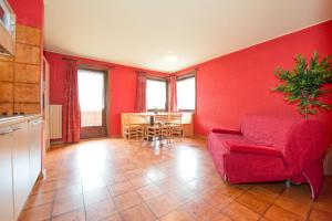 利维尼奥Casa Rosalba的客厅设有红色的墙壁和红色的沙发