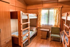 卡罗维发利Camp Vary - Vítkova Hora - Veitsberg的客房设有两张双层床和一扇窗户。