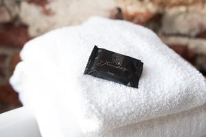 登博斯科尔夏伊斯酒店的白色毛巾上方的肥皂棒