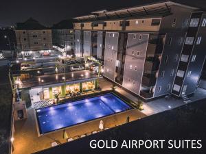 莱卡邦黄金机场套房酒店的享有带游泳池的大楼的顶部景致