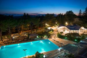 塞尔瓦迪法萨诺西耶拉席瓦娜酒店的享有游泳池的顶部景色