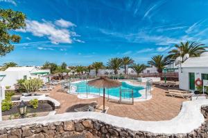 卡门港Apartamentos LIVVO Las Gaviotas的享有度假村游泳池的景致。