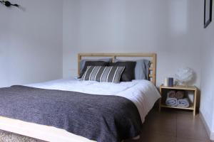圣克鲁斯达格拉西奥萨Fontes Viewpoint的一间卧室配有一张大床和木制床头板