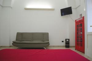 阿韦特拉纳White Salento的带沙发和红色橱柜的客厅