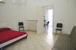 阿韦特拉纳White Salento的卧室配有一张床和一张桌子及椅子