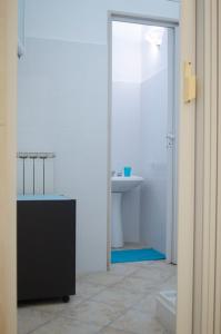 阿韦特拉纳White Salento的白色的浴室设有水槽和卫生间。