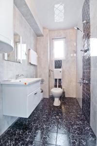 米内拉尔尼巴尼Family Hotel Victoria Gold的浴室配有白色水槽和卫生间。
