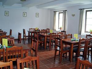 Heřmanice切斯卡豪斯博大餐厅旅馆的用餐室配有木桌和椅子