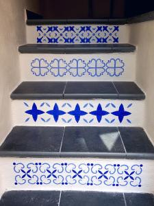 拉古萨L'arco delle Commari的一套铺有蓝色和白色瓷砖的楼梯