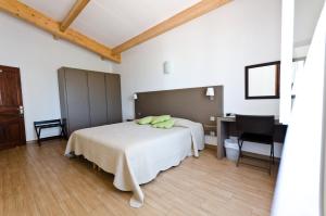 卡尔热斯兰迪斯克丝酒店的一间卧室配有一张床、一张桌子和一张桌子