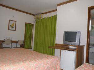 卡达斯诺瓦斯金海豚亚彻菲瑞拉斯公寓的一间酒店客房,配有一张床和一台电视