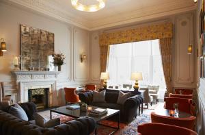 爱丁堡The Roseate Edinburgh - Small Luxury Hotels of the World的带沙发和壁炉的客厅