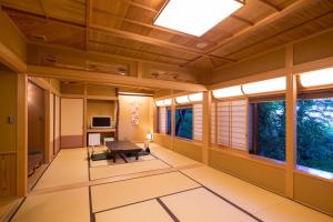 朝仓清流庵秋月温泉料亭旅馆的日式客房配有桌子和窗户。