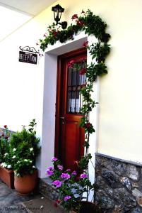 加拉希德松菲罗圣尼亚公寓的白色建筑上一扇红色的鲜花门