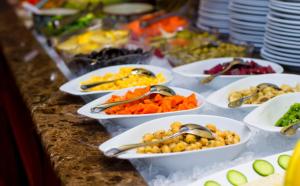 迪拜里维埃拉酒店的各种食物的自助餐
