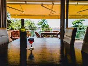 奥米沙利Villa Orka的木桌旁的一杯葡萄酒