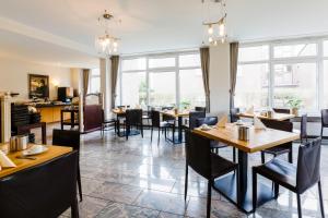诺德奈诺德尼岛米歇尔斯汉希提克酒店的餐厅设有桌椅和窗户。