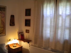 莫雷逊Marelmy的客房设有带白色窗帘和灯的窗户。
