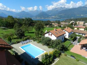科利科Residence Girasole Casa Rossa A的享有带游泳池的房屋的空中景致