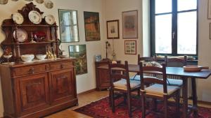 布勒伊-切尔维尼亚Residence Redicervinia的一间带桌子和木柜的用餐室