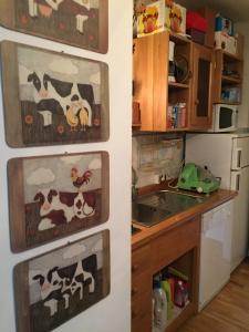 布勒伊-切尔维尼亚Residence Redicervinia的厨房墙上挂着牛的照片