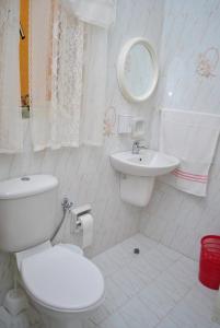 MunxarSt Nicholas Crt的白色的浴室设有卫生间和水槽。