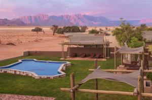 塞斯瑞姆索苏斯雷山林小屋的沙漠中带游泳池的房子