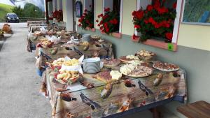 卡斯泰洛泰西诺皮佐德吉尔乌切利酒店的自助餐,包括食物和盘子