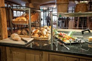英格堡特吕布湖高山宾馆的装有面包篮子和蔬菜篮子的柜台