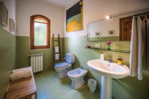 陶尔米纳不列颠尼亚度假屋的一间带卫生间和水槽的浴室