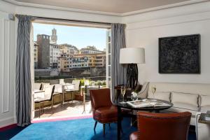 佛罗伦萨伦加诺酒店 - 伦加诺精选的客厅设有桌子和大窗户