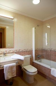 庞特维德拉罗姆酒店的浴室配有卫生间、浴缸和水槽。