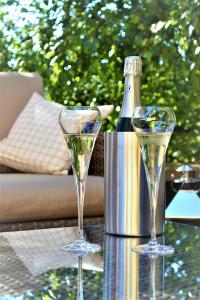 奥特罗特鸟之歌酒店的桌子上两杯葡萄酒和一瓶香槟