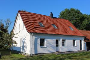 普鲁滕Ferienhaus Lilli的白色房子,有红色屋顶