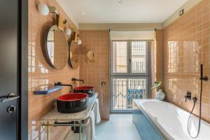 米兰马特朱利亚酒店的带浴缸和盥洗盆的浴室
