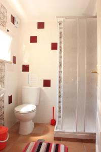 Trafaria福戈度假屋的一间带卫生间和淋浴的浴室