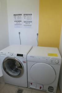 法纳里Evon's Rooms的客房内的洗衣机和洗衣机