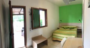 维耶斯泰Villa le Macine的一间卧室设有一张床和绿色的墙壁
